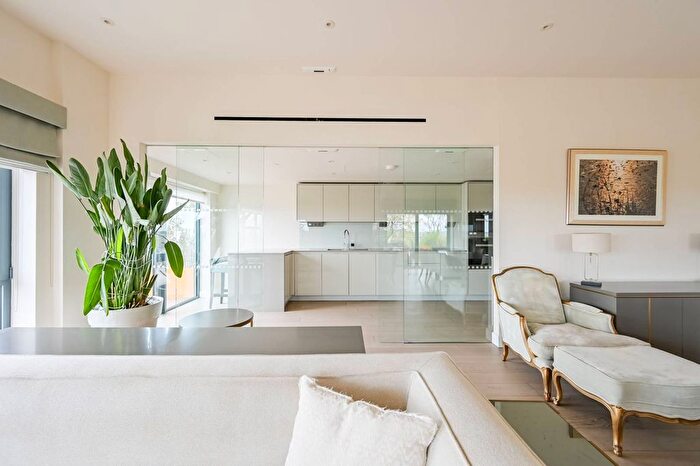 5 Bedroom Flat To Rent In Beaufort Square, Colindale, London, NW9