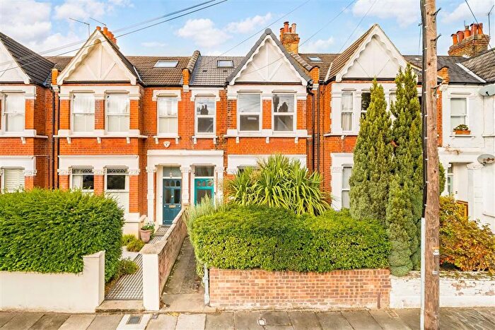 4 Bedroom Flat To Rent In Maldon Road, Acton, W3