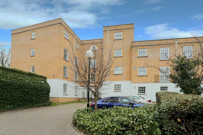 2 Bedroom Apartment To Rent In Leigh Hunt Drive, Southgate, N14