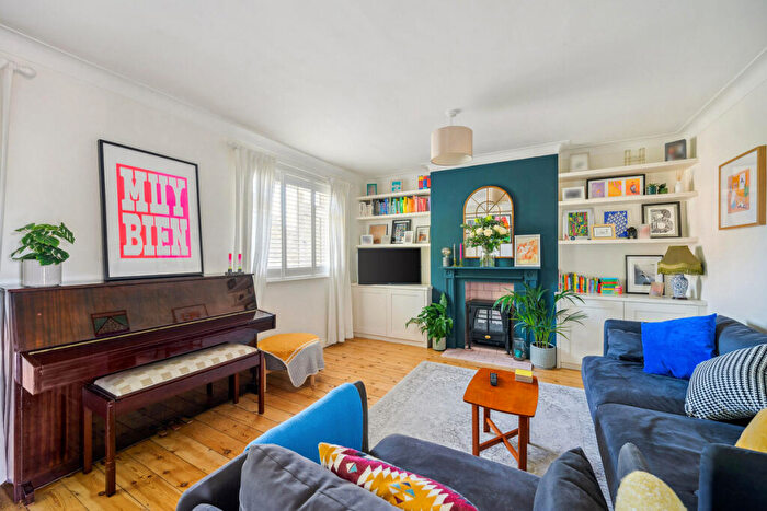 3 Bedroom Apartment For Sale In Lonsdale Road, London, SW13