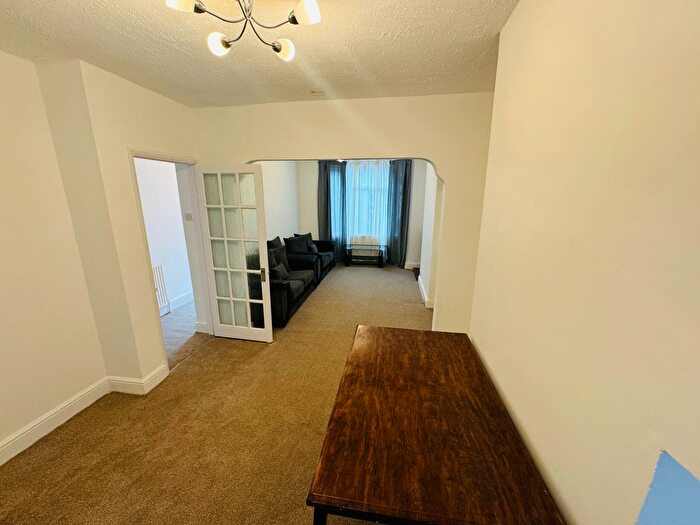 2 Bedroom Detached House To Rent In Dennett Road, Croydon, CR0