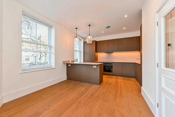 4 Bedroom Flat To Rent In Elmore Street, Islington, London, N1