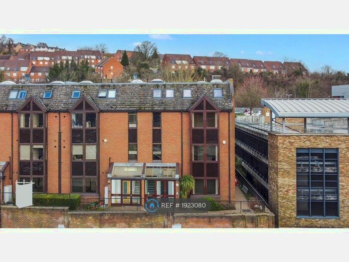 1 Bedroom Flat To Rent In Buckingham Place, High Wycombe, HP13