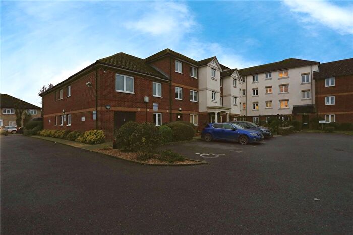 1 Bedroom Flat For Sale In Perrin Court, Ashford, TW15