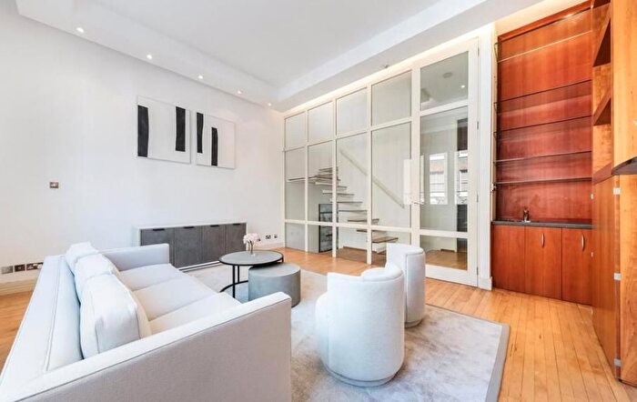 3 Bedroom Flat To Rent In Gloucester Square, Hyde Park Estate, London, W2