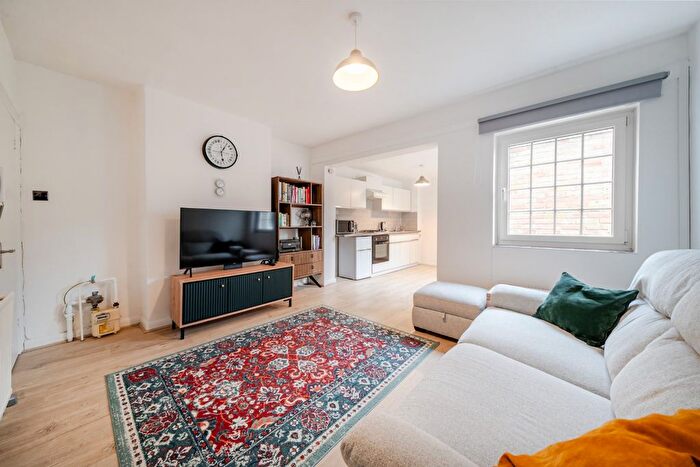 2 Bedroom Flat For Sale In Glebe Street, Chiswick, London, W4