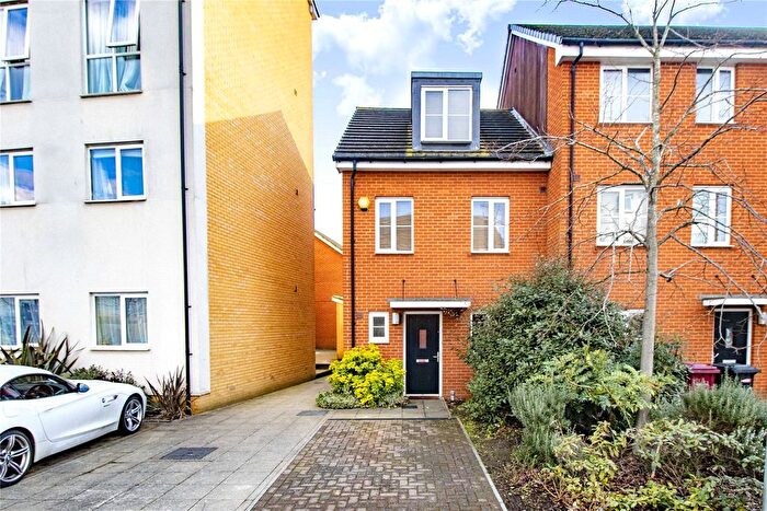 3 Bedroom End Of Terrace House To Rent In Gweal Avenue, Reading, Berkshire, RG2