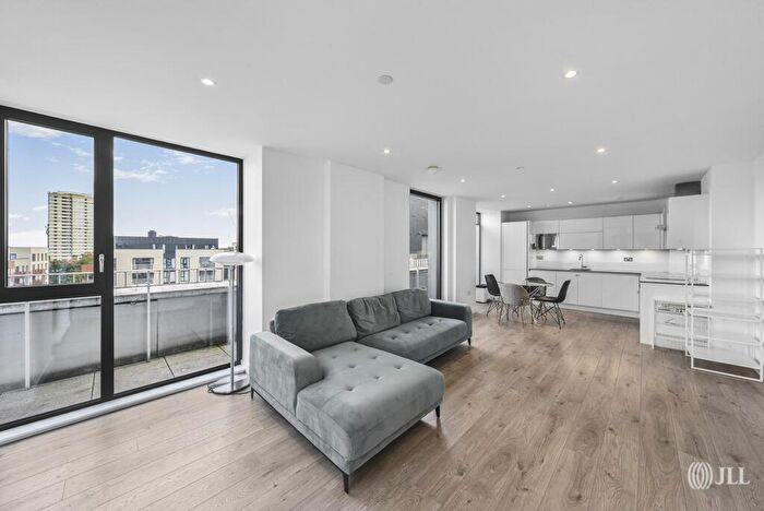 3 Bedroom Flat To Rent In Hawthorn House, London, E15