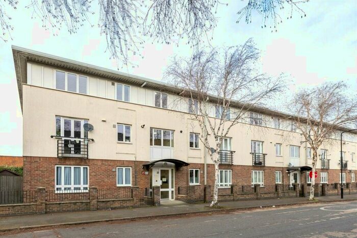 2 Bedroom Flat To Rent In Wellington Road, Leyton, London, E10