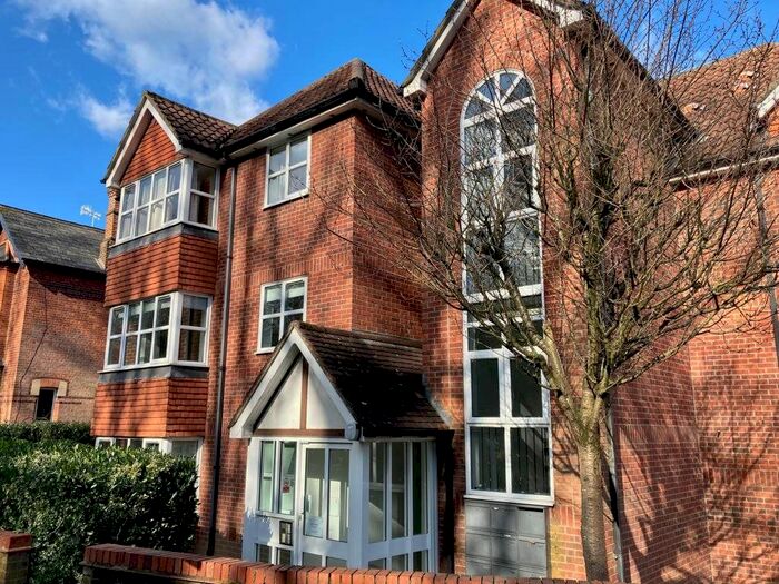 1 Bedroom Flat To Rent In Whitepost Hill, Redhill, RH1