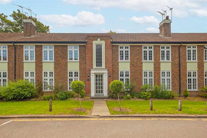 2 Bedroom Apartment For Sale In Portsmouth Road, Thames Ditton, KT7