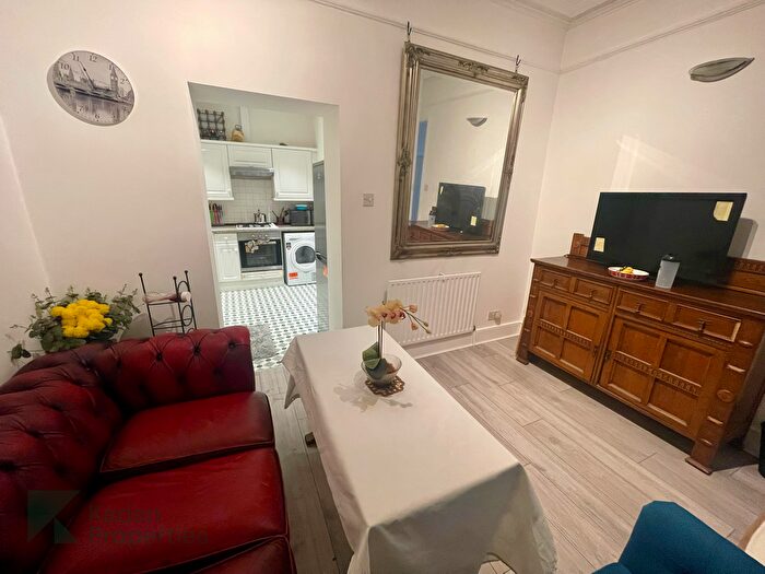 3 Bedroom Flat To Rent In London, SE11