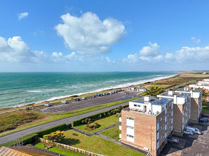 3 Bedroom Flat For Sale In Whitby Road, Milford On Sea, Lymington, SO41