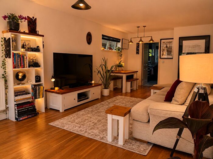2 Bedroom Flat For Sale In Hanger Lane, London, W5