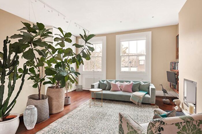 3 Bedroom Flat For Sale In Cornwall Crescent, Holland Park, W11