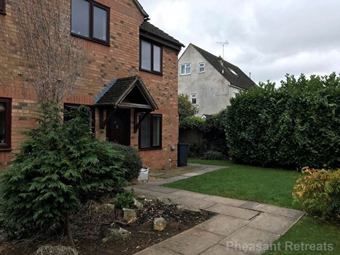 2 Bedroom Flat To Rent In The Larches, Carterton, OX18