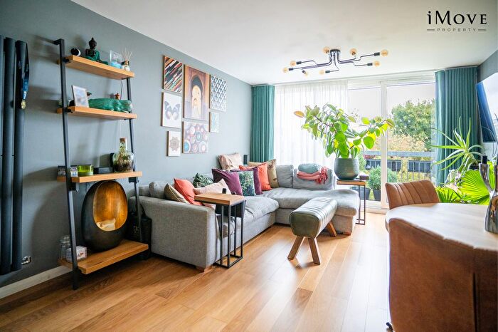 2 Bedroom Maisonette For Sale In Sylvan Road, London, SE19