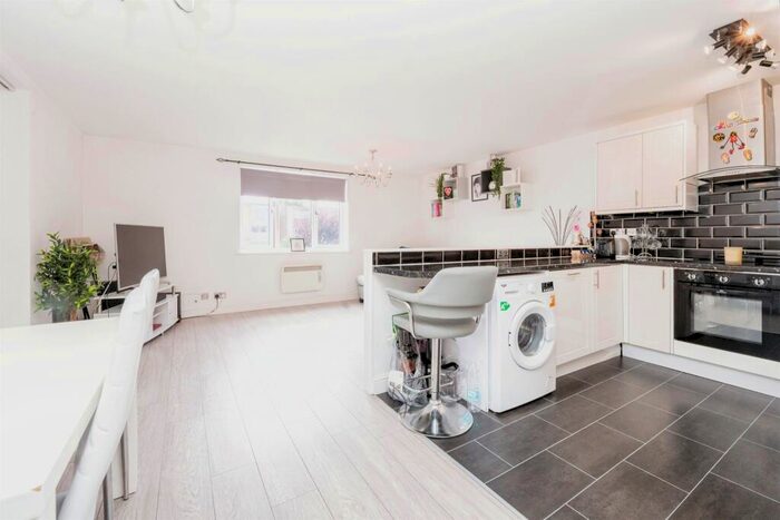 2 Bedroom Flat For Sale In Ferguson Grove, Cheshunt, Waltham Cross, EN8