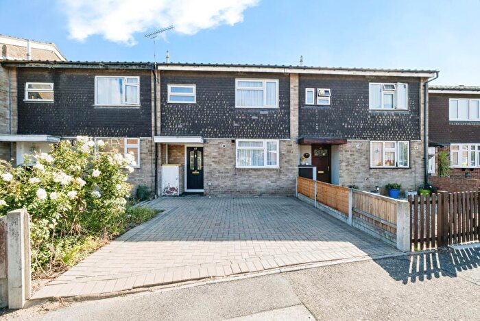 3 Bedroom Terraced House For Sale In Theydon Gardens, Rainham, RM13