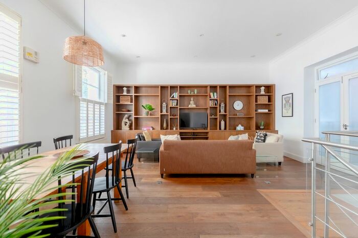 3 Bedroom Flat To Rent In Lndn-D - Denbigh Street, London . Bills Included., EN83