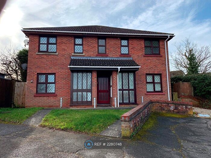 1 Bedroom Flat To Rent In Pembroke Close, Billericay, CM12