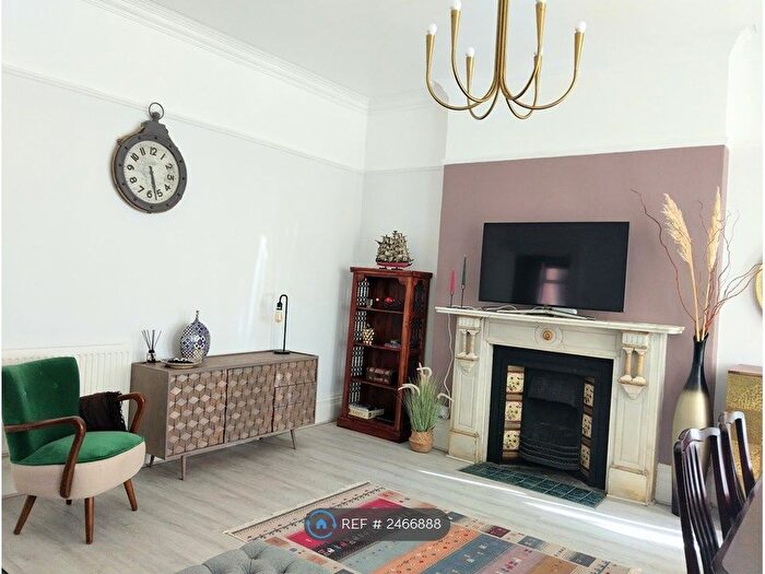 2 Bedroom Flat To Rent In Crabton Close Road, Bournemouth, BH5