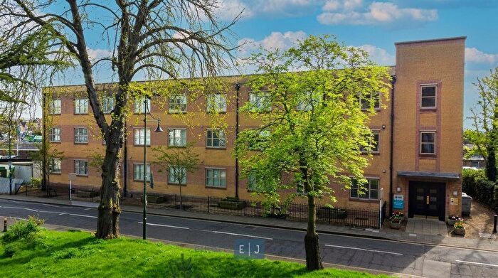 1 Bedroom Flat To Rent In Charteris Road, Woodford Green, IG8