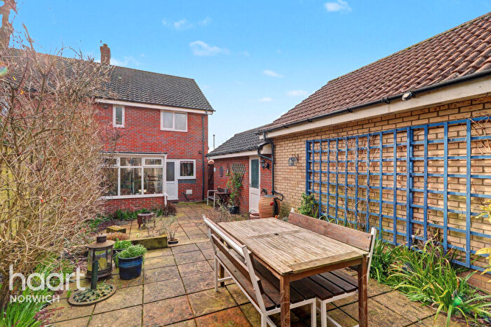 3 Bedroom Semi Detached House For Sale In Bramble Way, Wymondham, NR18