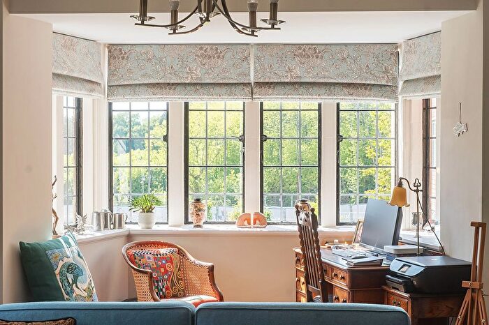 2 Bedroom Flat For Sale In Kings Drive, Midhurst, GU29