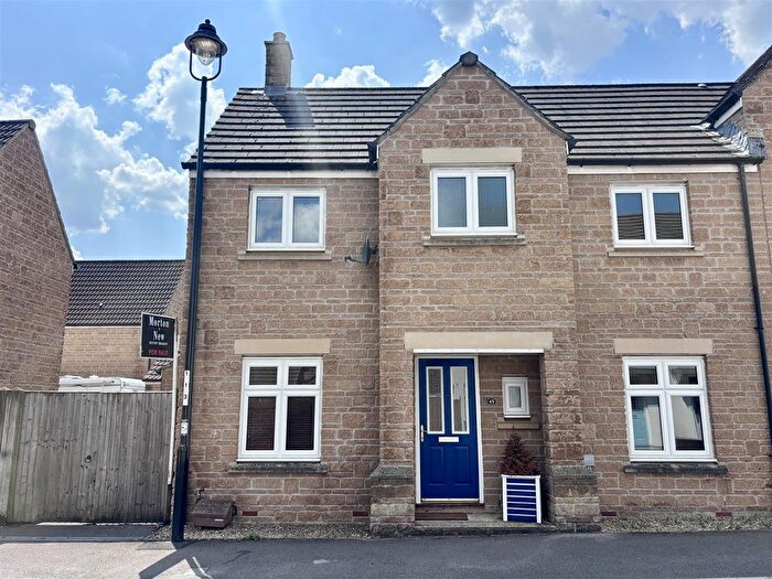 3 Bedroom Semi-detached House For Sale In Wren Place, Gillingham, SP8
