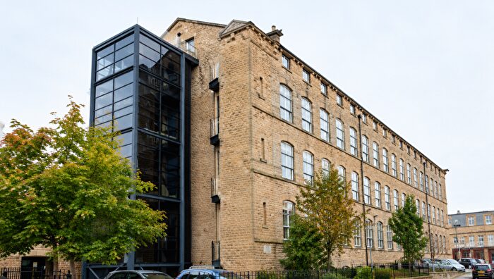 3 Bedroom Apartment For Sale In Cavendish Court, Drighlington, BD11