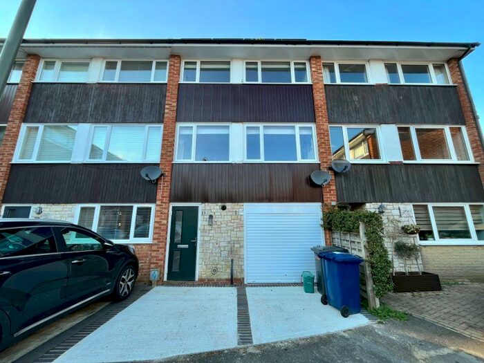 3 Bedroom Town House To Rent In Hall Close, Godalming, GU7