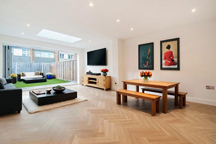 4 Bedroom End Of Terrace House For Sale In Carston Close, Lee, London, SE12