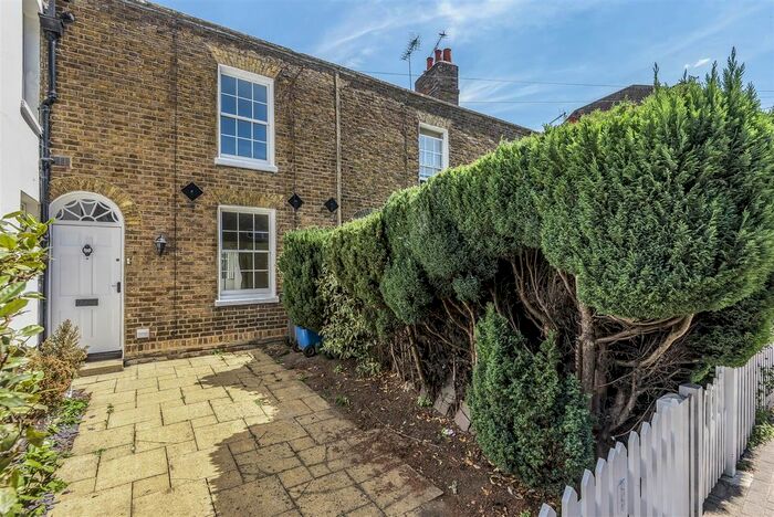 2 Bedroom Terraced House To Rent In Kings Road, Windsor, SL4