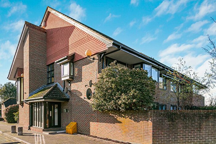 2 Bedroom Flat For Sale In Rosslyn Close, Sunbury-On-Thames, Surrey, TW16