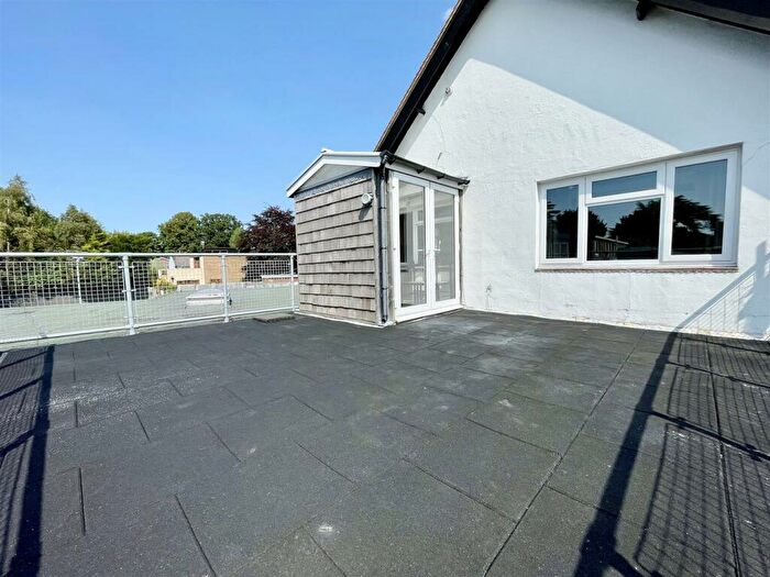 2 Bedroom Flat To Rent In Brook Lane, Warsash, Southampton, SO31