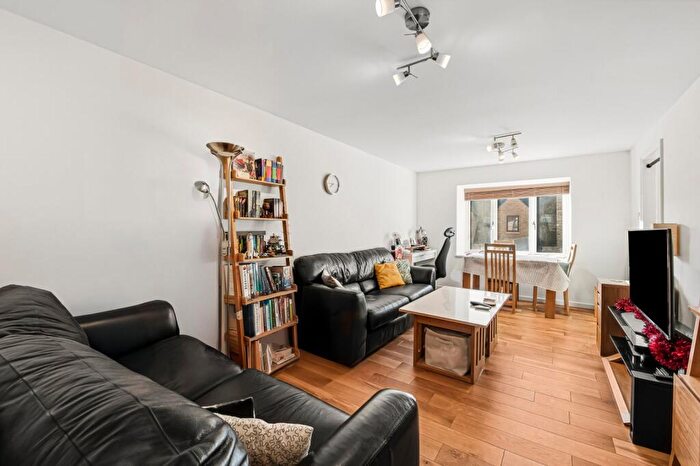 2 Bedroom Flat For Sale In Tyndal Court, Transom Square, E14