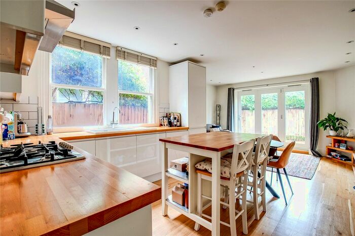 2 Bedroom Flat To Rent In Old Town, London, SW4