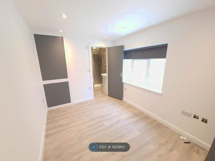 Studio To Rent In Bell Lane, London, NW4