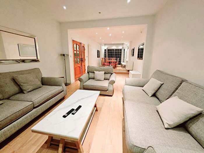 5 Bedroom Semi-detached House For Sale In Meadow Drive, London, NW4