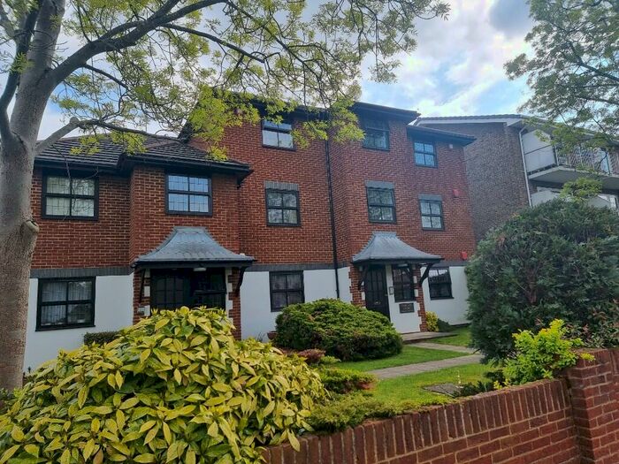 1 Bedroom Flat To Rent In Lovelace Gardens, Surbiton, Surrey, KT6