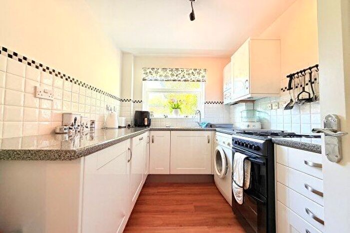 2 Bedroom Flat To Rent In Durham Road, Bromley, BR2
