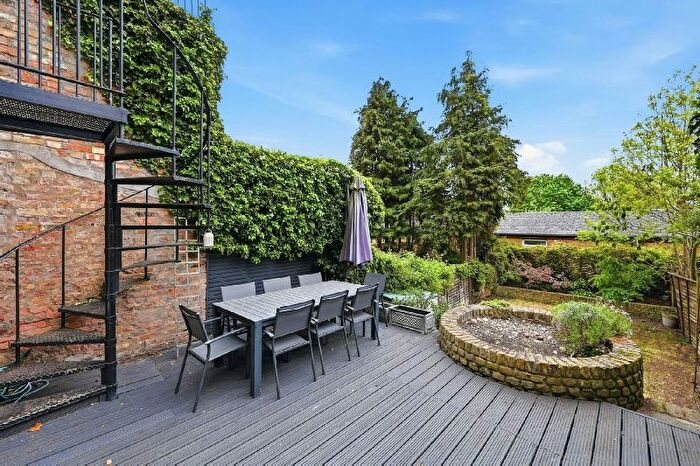 3 Bedroom Maisonette For Sale In Cheverton Road, London, N19