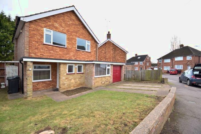 4 Bedroom Detached House To Rent In Rosslyn Crescent, Luton LU3