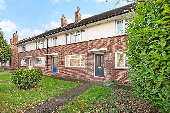 2 Bedroom Maisonette For Sale In Cross Road, Romford, RM7