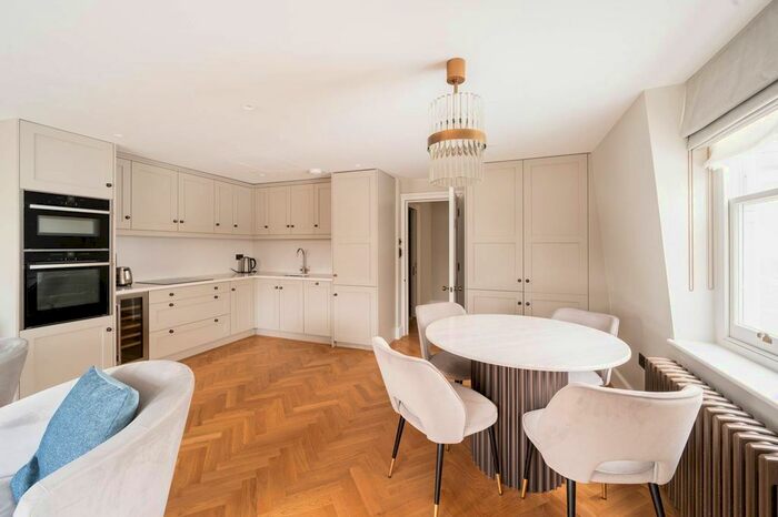 3 Bedroom Flat To Rent In Wimpole Street, Marylebone, London, W1G