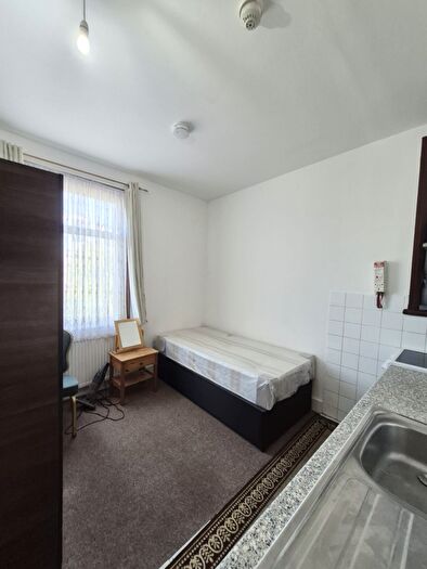 Studio To Rent In Kelvin Avenue, N13