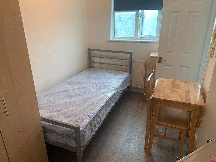 Studio To Rent In High Road, London, N20