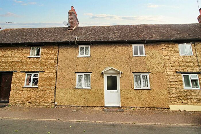 2 Bedroom Cottage For Sale In Long Row, Pavenham, MK43