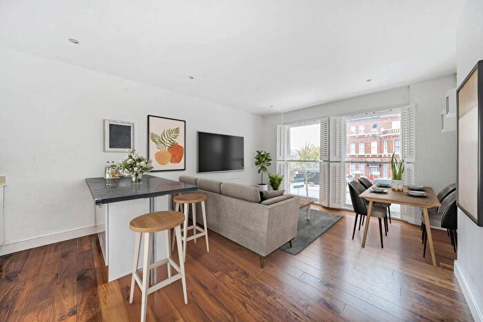 2 Bedroom Flat For Sale In Minster Road, West Hampstead, London, NW2